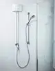 Wandmontierter Duscheinsatz von CLAGE mit einem diskreten E-Kleindurchlauferhitzer. Handbrause mit flexibler Schlauchverbindung und Wandstange.